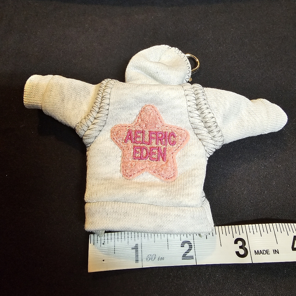 (UNISEX) AELFRIC EDEN HOODIE KEYCHAIN - Picture 4 of 6